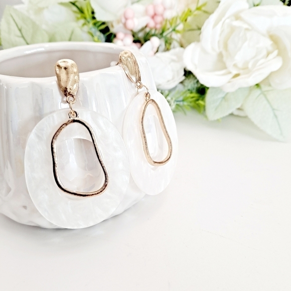 💖 2/$30 Boho Gold white Resin geometric cocktail formal big dangle earrings - Picture 5 of 7